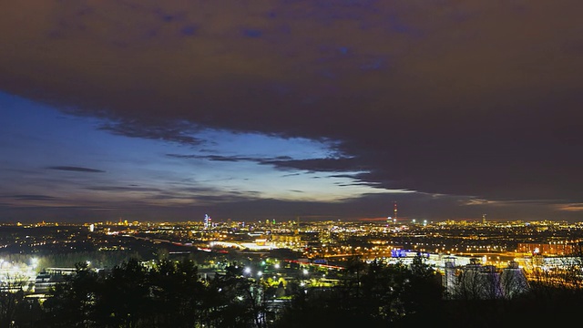 T/L ZOOM白天到夜晚的过渡俯瞰慕尼黑在一个非常丰富多彩的日落视频素材