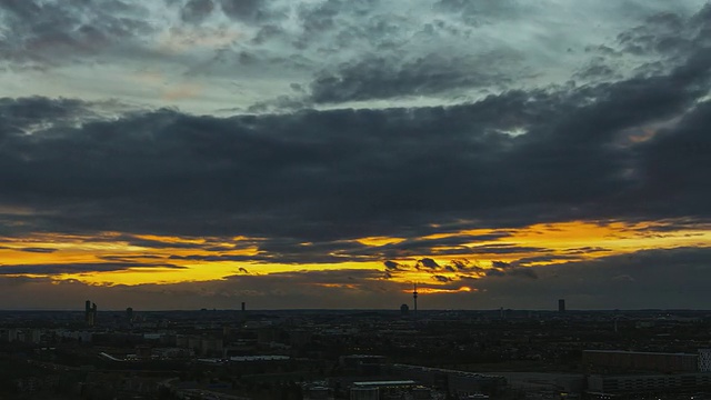 T/L ZOOM充满活力的多云日落在慕尼黑的天际线和日落在奥林匹亚公园电视塔后面视频素材