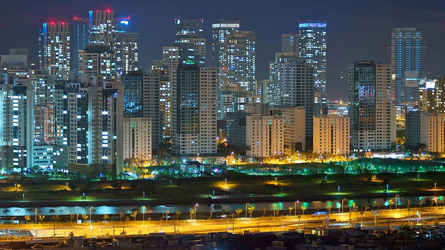 韩国仁川松岛商务区(新城)夜间摩天大楼和交通状况视频素材