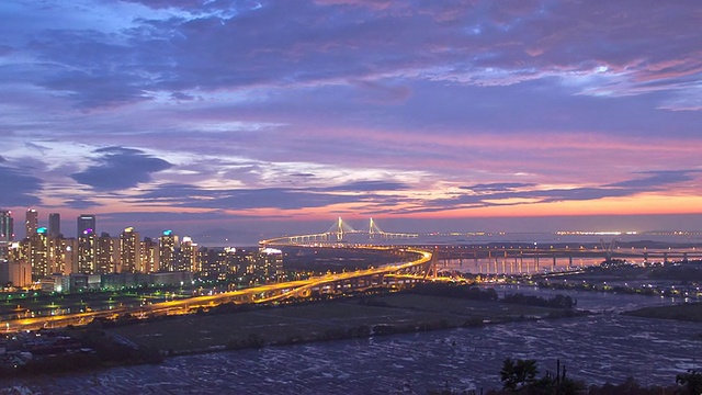 日落时分，韩国仁川松岛商业区(新城区)的摩天大楼和仁川大桥视频素材