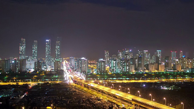韩国仁川，松岛商业区(新城)的摩天大楼和仁川大桥夜景视频素材