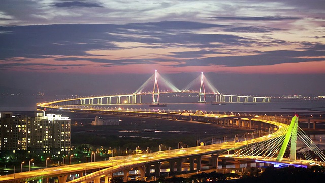 韩国，仁川，松岛商业区(新市镇)，夜间仁川大桥上的交通情况视频素材