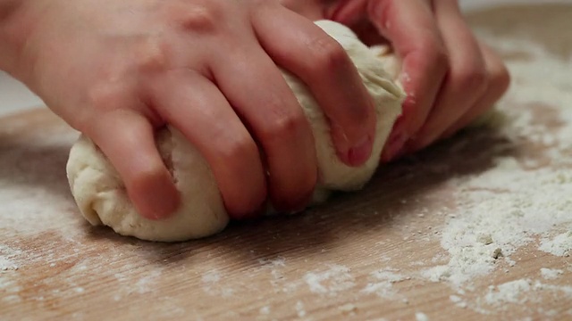 在切菜板上用手揉面/首尔，韩国视频素材