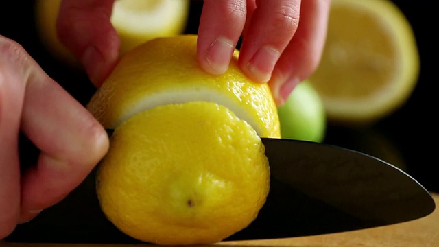 手用刀在砧板上切柠檬/首尔，韩国视频下载