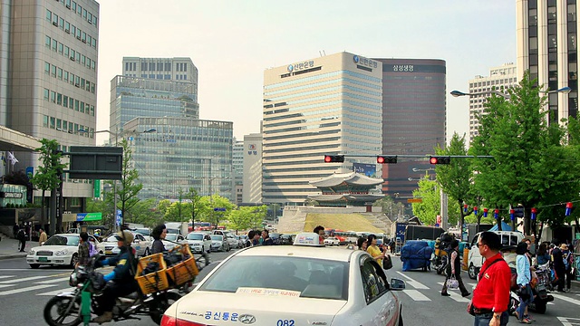 韩国首尔南大门(韩国国宝第一门)WS T/L行人穿过十字路口视频素材