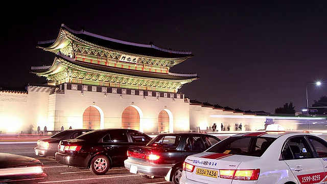 韩国首尔，光华门(京福宫前门)夜间交通繁忙视频素材