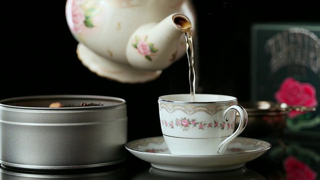 用茶壶将水倒入茶杯中/首尔，韩国视频素材