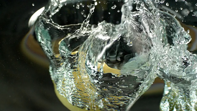 CU SLO MO倒入水中的柠檬和酸橙/首尔，韩国视频素材