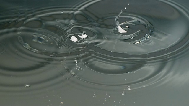 CU SLO MO拍摄银弹珠掉进水中/首尔，韩国视频素材