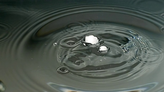 CU SLO MO拍摄银弹珠掉进水中/首尔，韩国视频素材