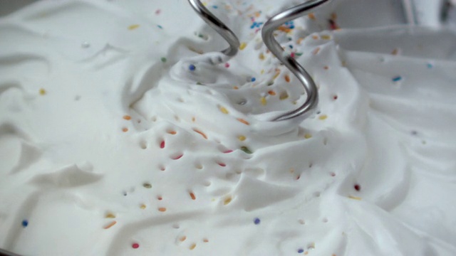 ECU SLO MO在鲜奶油上撒糖粒和银珠的照片/韩国首尔视频下载