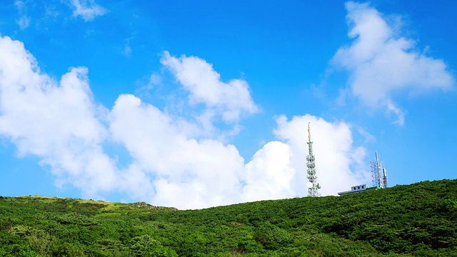 WS T/L韩国全拉浦岛吉里山国家山公园(Gurye)野戈丹山顶的通信塔，云正在移动视频素材