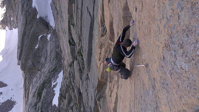 图为一名男性攀岩者在美国科罗拉多州埃斯蒂斯公园攀岩视频素材