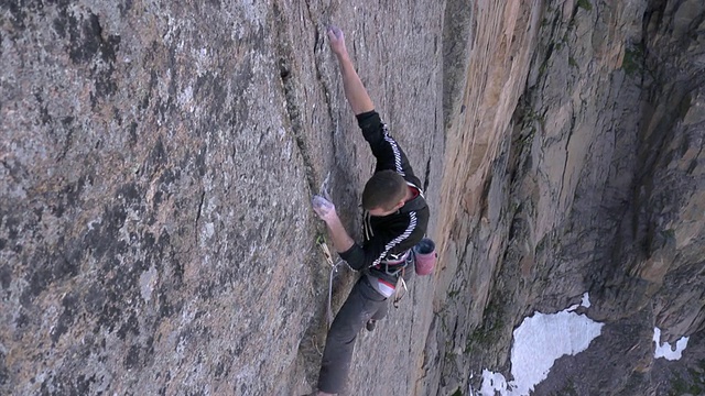 美国科罗拉多州埃斯蒂斯公园，一名男性攀岩者正在攀岩视频素材