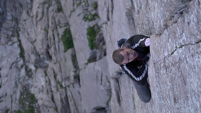 MS SLO MO拍摄的男性攀岩者正在攀岩/ Estes公园，科罗拉多州，美国视频素材