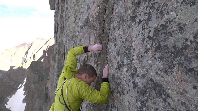 CU TS SLO MO攀登者在巨大的岩面上挣扎并坠落的镜头/美国科罗拉多州Estes公园视频下载