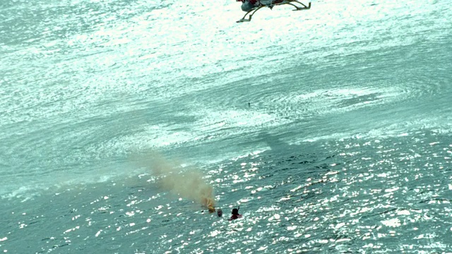 WS鸟瞰图的辅助救援人员在海上救援直升机/开普敦，西开普敦，南非视频素材