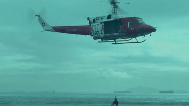 救援直升机将两名男子从海中救出，南非西开普敦视频素材