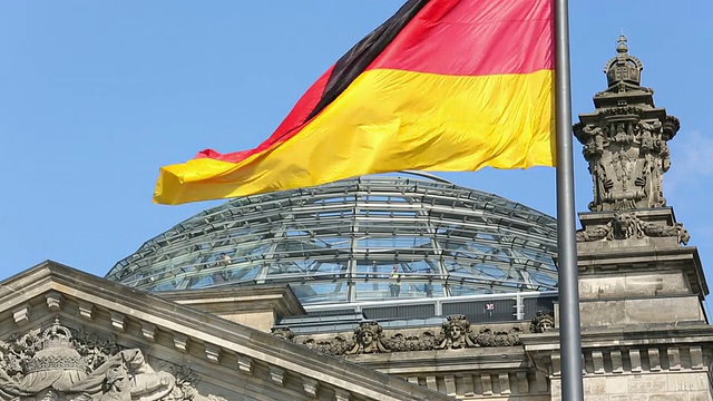 带有德国国旗的柏林国会大厦圆顶视频素材