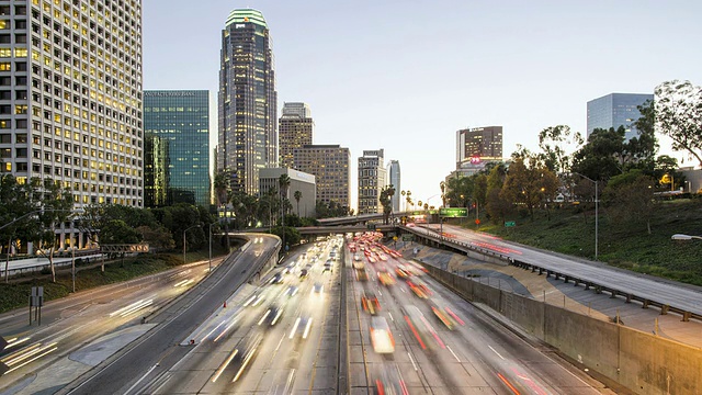 T/L, WS, HA从白天到晚上洛杉矶市中心的交通高峰视频素材