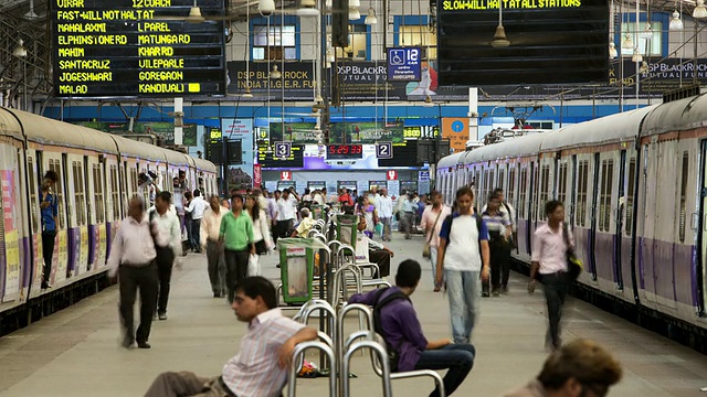 印度孟买，教堂门火车站站台上的人群和火车视频下载