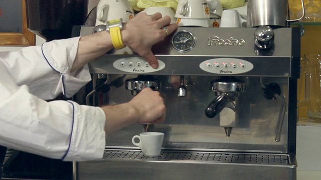 正在制作的意大利浓缩咖啡。视频素材