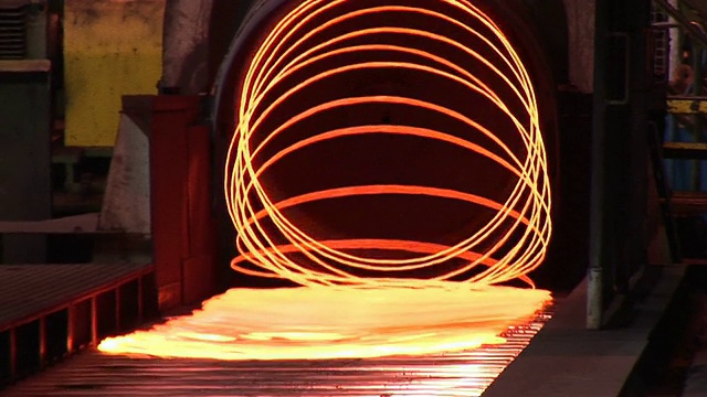 德国萨尔州沃尔林根钢铁厂生产钢丝的MS Shot视频素材