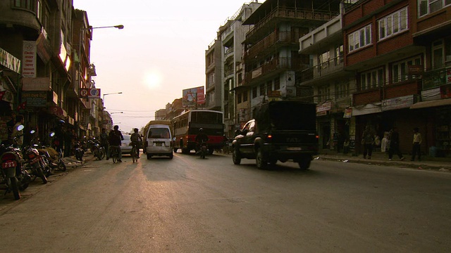 MS拍摄街道和交通/加德满都，尼泊尔视频素材