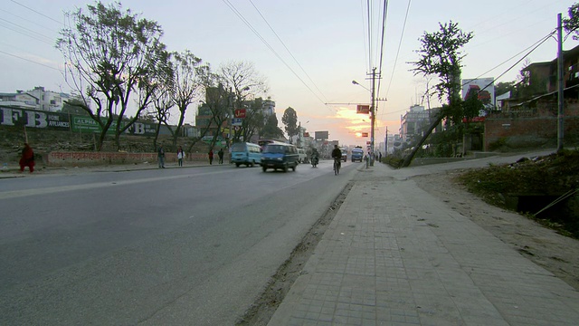 MS拍摄于尼泊尔加德满都的公路上视频素材