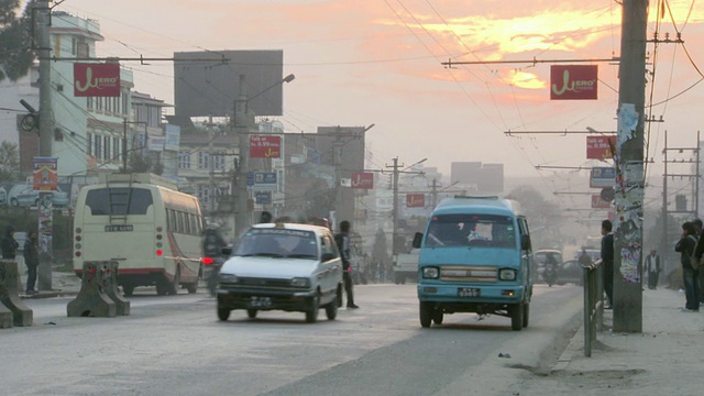 尼泊尔加德满都的交通道路视频素材