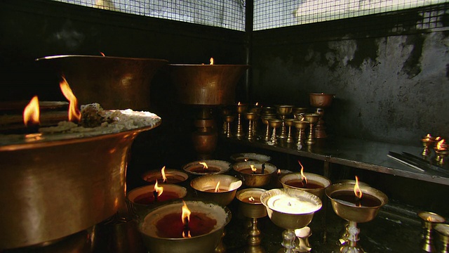图为尼泊尔加德满都寺庙内的牛油灯视频素材