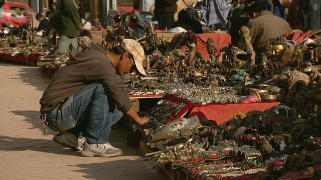 MS拍摄于尼泊尔加德满都博德纳斯塔寺的当地市场视频下载