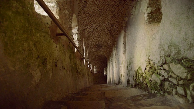 卡尔维科西嘉，波尼法西奥要塞防御工事的楼梯，低多莉射击视频下载