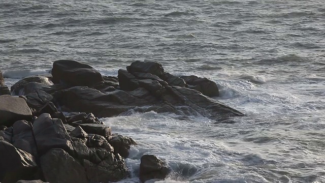 LS波浪冲击岩石/惠州，中国视频下载