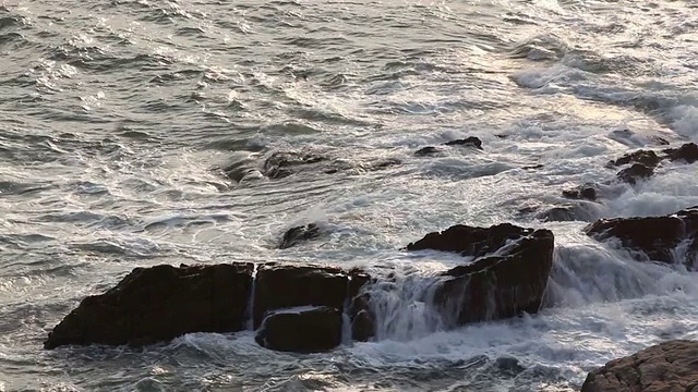 LS波浪冲击岩石/惠州，中国视频下载
