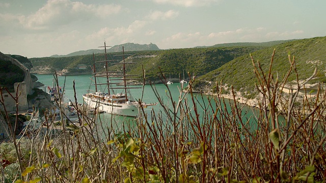 科西嘉岛卡尔维港的大帆船，宽多利右视频下载