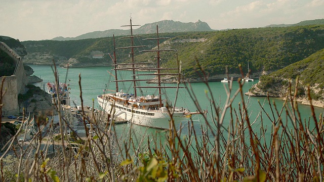 科西嘉岛卡尔维港的一艘大帆船，矮个子多莉离开了视频下载