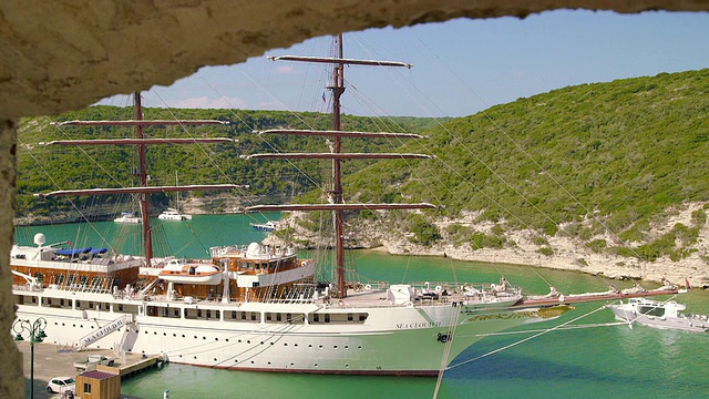 科西嘉岛卡尔维港的一艘大帆船视频下载