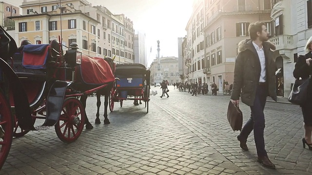 一个商人走在罗马的西班牙广场上视频素材