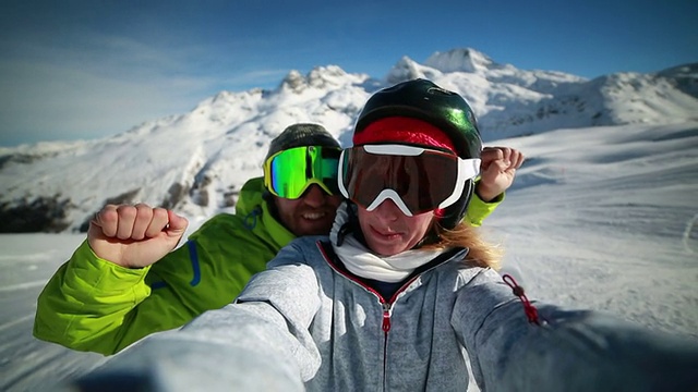 一对情侣在滑雪坡上自拍视频素材