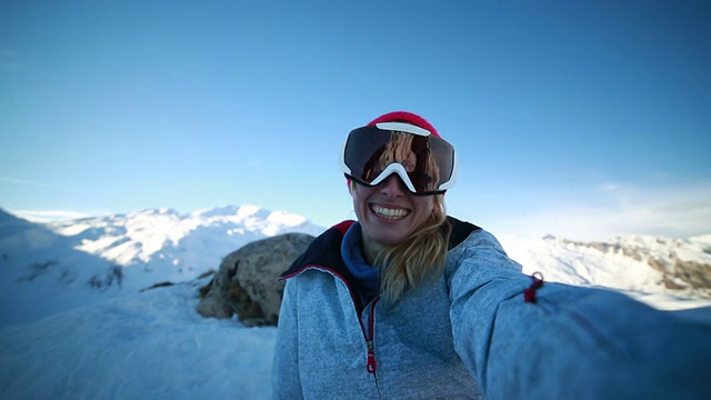 女子在滑雪坡上自拍视频素材