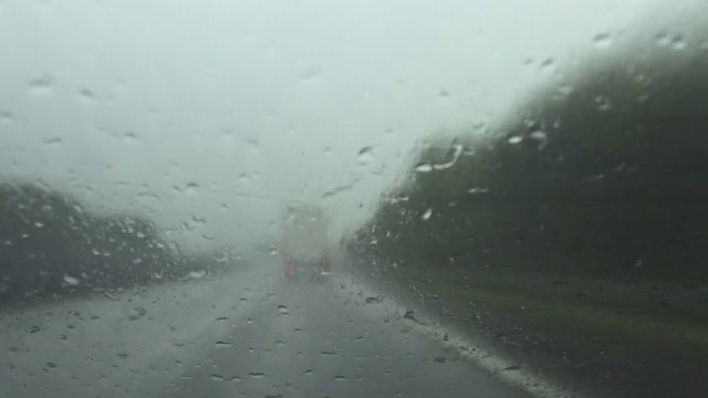 在下雨的公路上开车视频下载