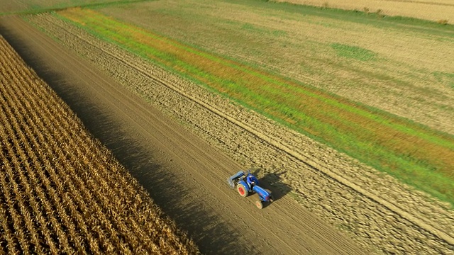 空中拖拉机在耕地视频素材