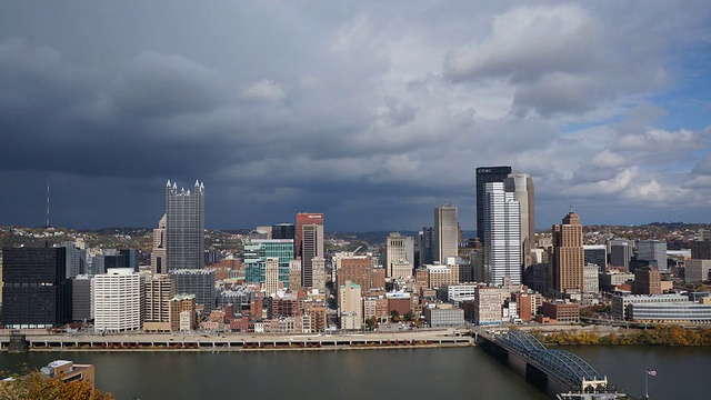 多云的天，从上空俯瞰城市/美国，匹兹堡视频素材