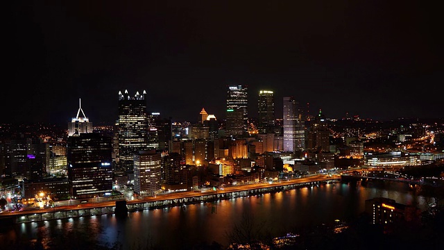 美国匹兹堡的夜城俯视图视频素材