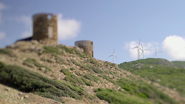 科西嘉岛城堡旁的风车，倾斜变换，达马城堡视频下载