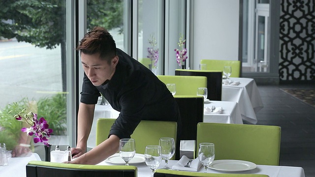 亚洲服务员在餐厅布置餐桌视频下载