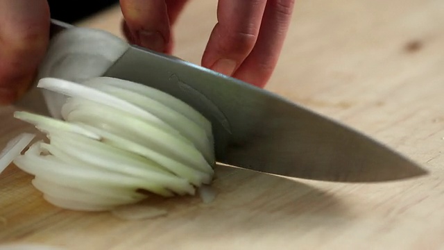 厨师在砧板上切洋葱视频下载