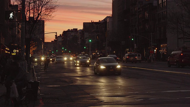 夜间曼哈顿大道上的车辆驶近视频下载