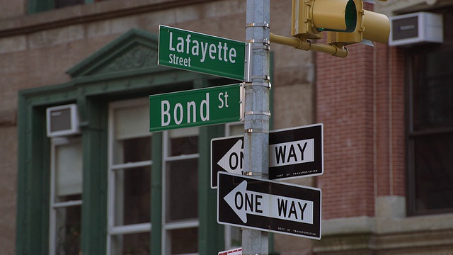 曼哈顿的拉斐特和邦德街标志视频素材
